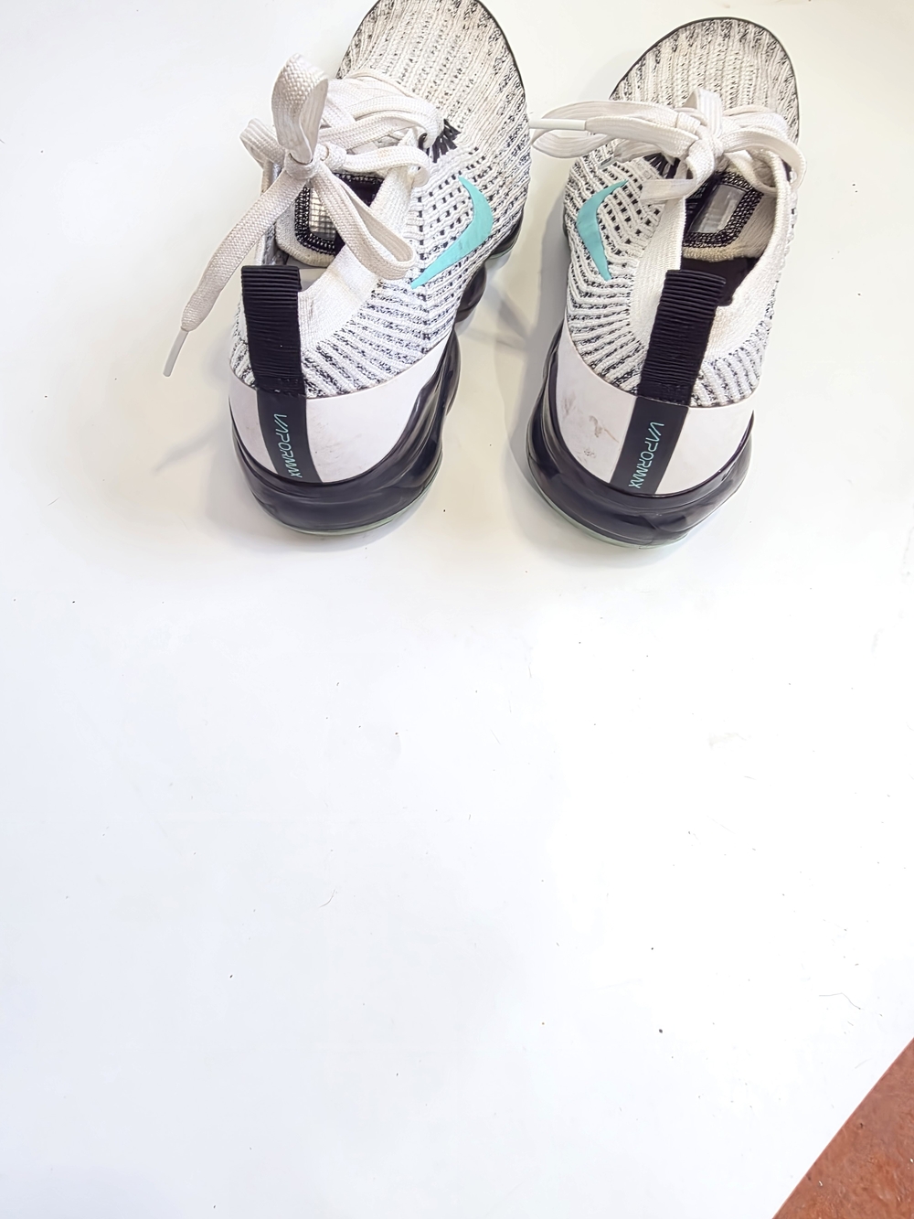Nike Vapormax Women's White Knit Sneakers with Teal Swoosh Size 8 - Picture 5 of 5